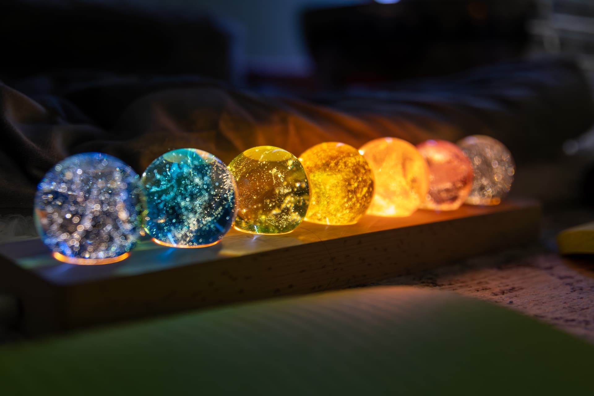 Cristales iluminados en una base de madera durante el ritual