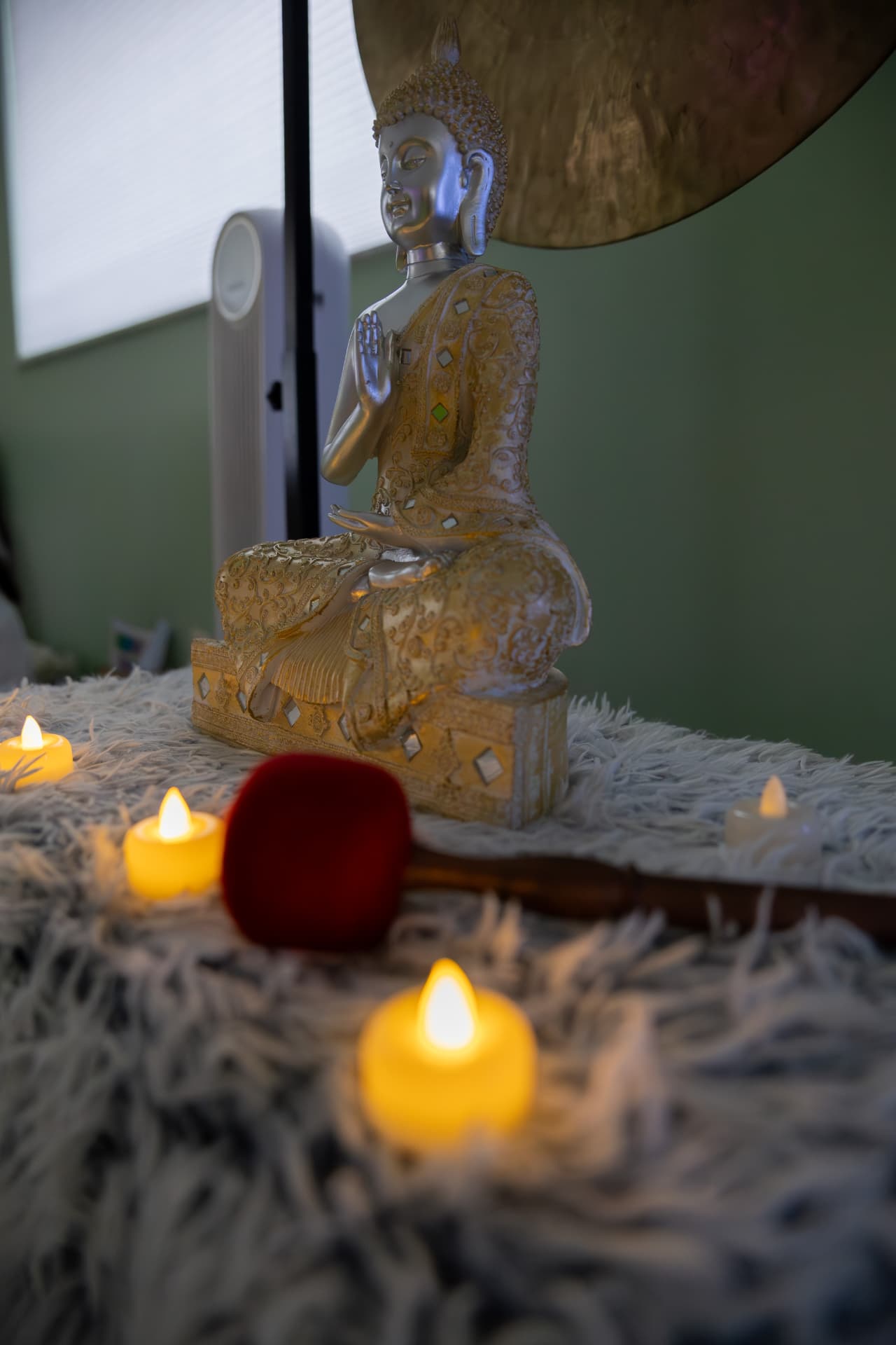 Altar con velas al atardecer